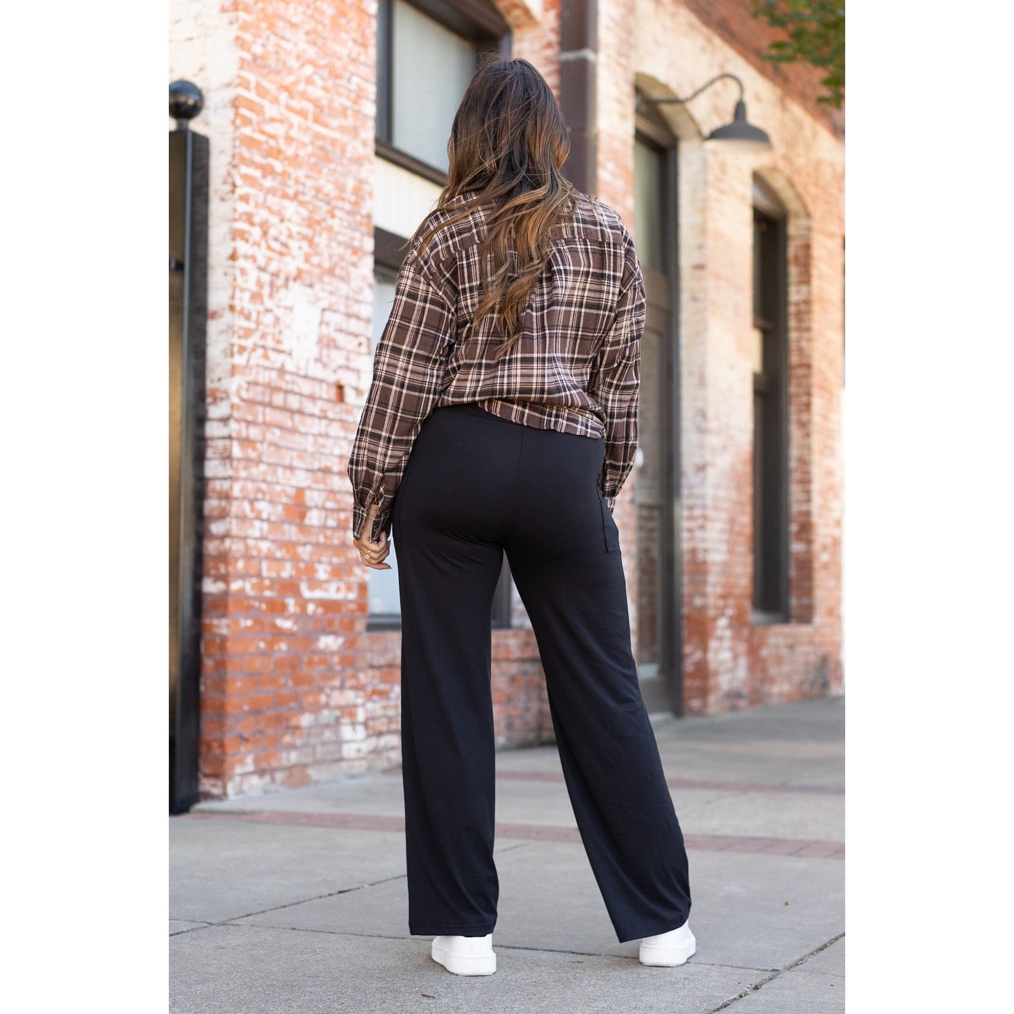 High-waisted black wide leg pants with pockets by Julia Rose, Julia Rose women’s wide leg pants lifestyle image