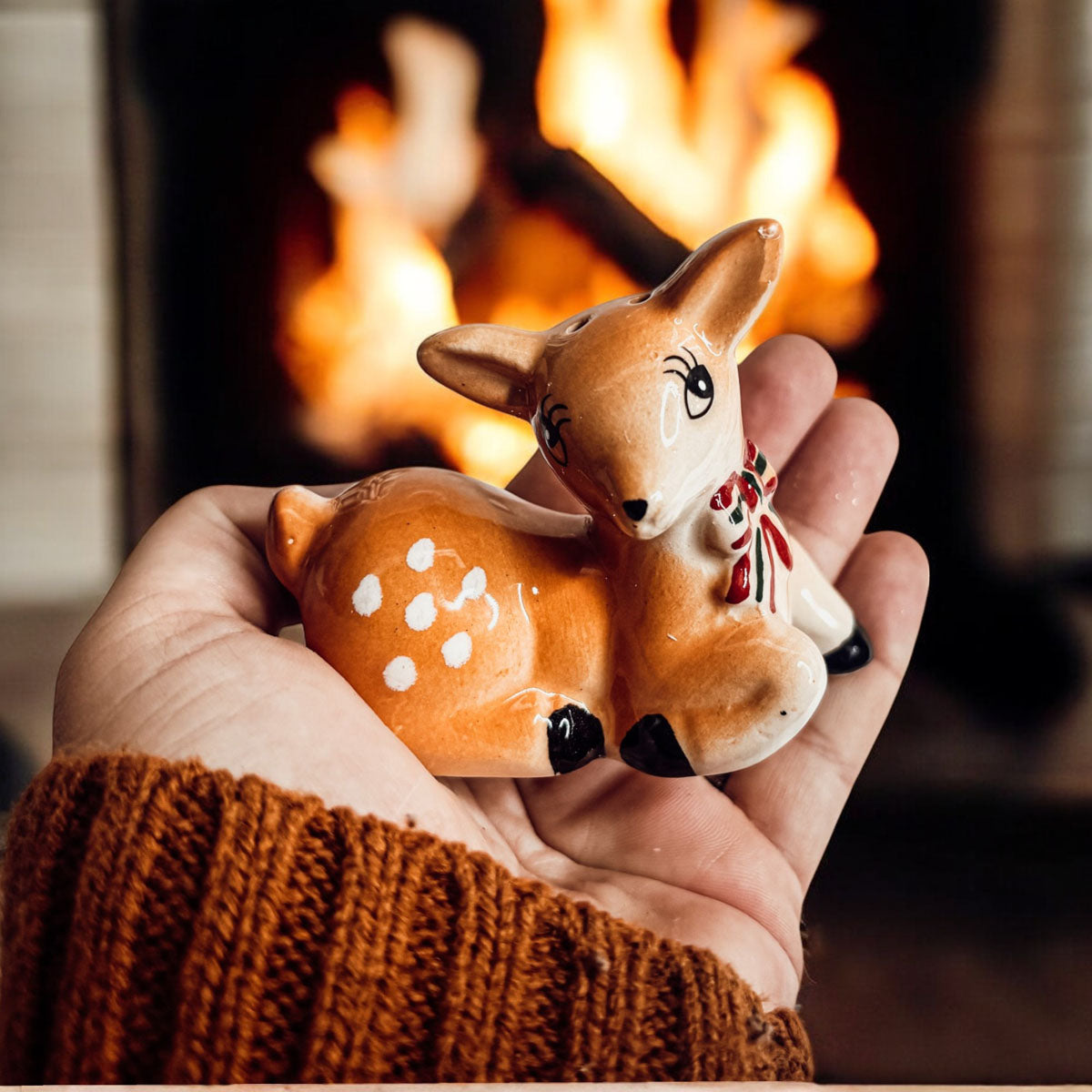 xmas kitchen ideas
hand painted salt and pepepr shakers
salt and pepper shakers coloured 
Christmas kitchen windoe decor
reindeer salt and pepper shakers