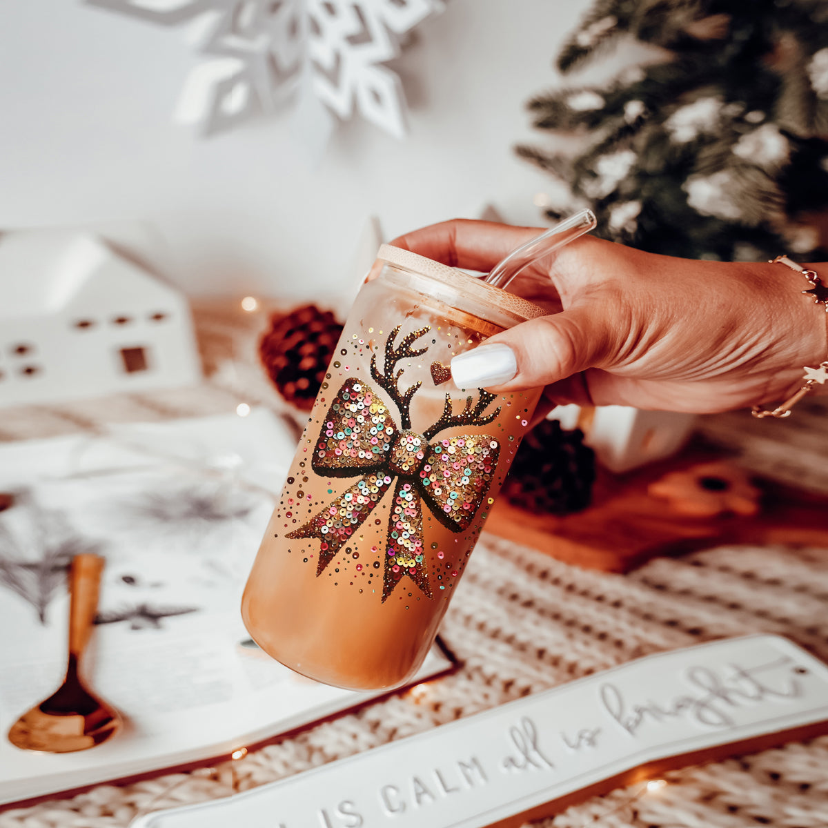 17oz Christmas coffee tumbler glass - Glitter bow reindeer antlers holiday kitchen gifts bamboo lid straw - Sequin design
Dishwasher safe Christmas glass tumbler 17oz - Glitter sequin reindeer bow holiday drinkware bamboo lid straw