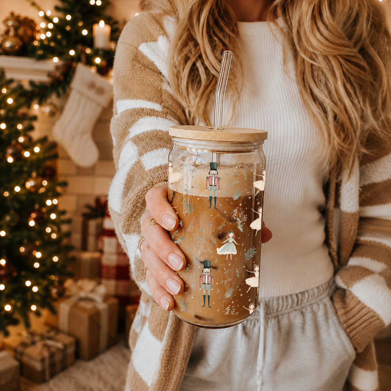 Wholesale Pastel Christmas glass tumbler - Nutcracker soldiers and ballet design
Reusable Christmas tumbler with straw - Nutcracker and ballerina holiday cup in bulk
Christmas kitchen gift - pastel Nutcracker soldiers and ballerinas tumbler cup