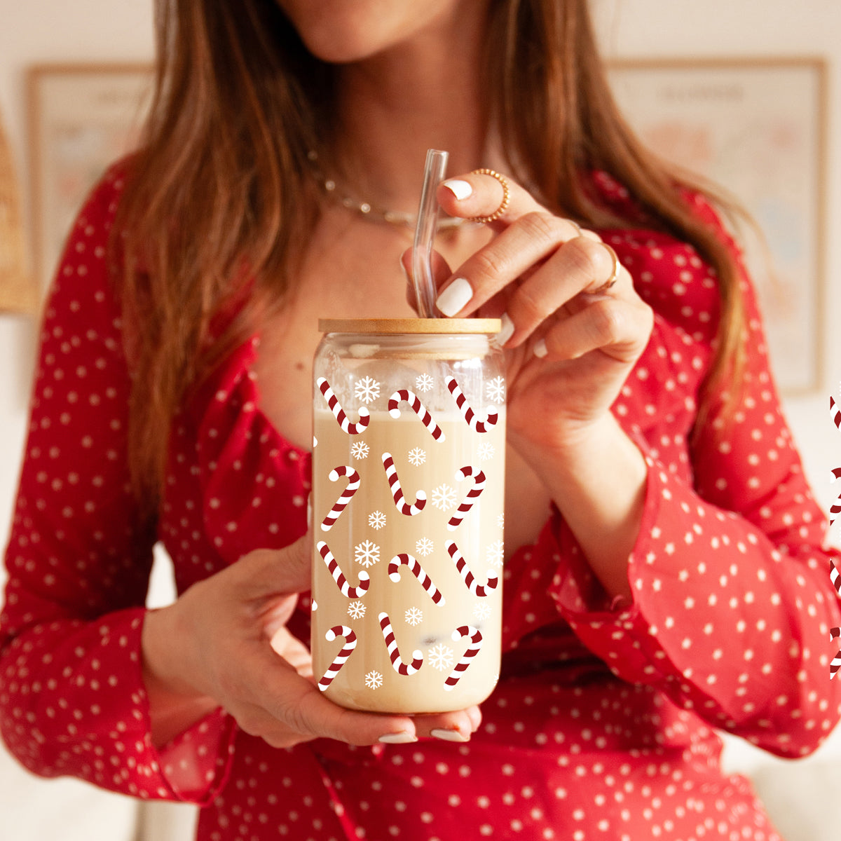 Christmas coffee drinkware – glass tumbler with bamboo lid and straw
Holiday coffee tumbler gift – festive glass cup for moms and home chefs