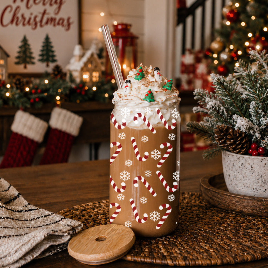 Christmas coffee drinkware – glass tumbler with bamboo lid and straw
Holiday coffee tumbler gift – festive glass cup for moms and home chefs
Christmas kitchen gift – glass tumbler for coffee, cocoa, or hot chocolate