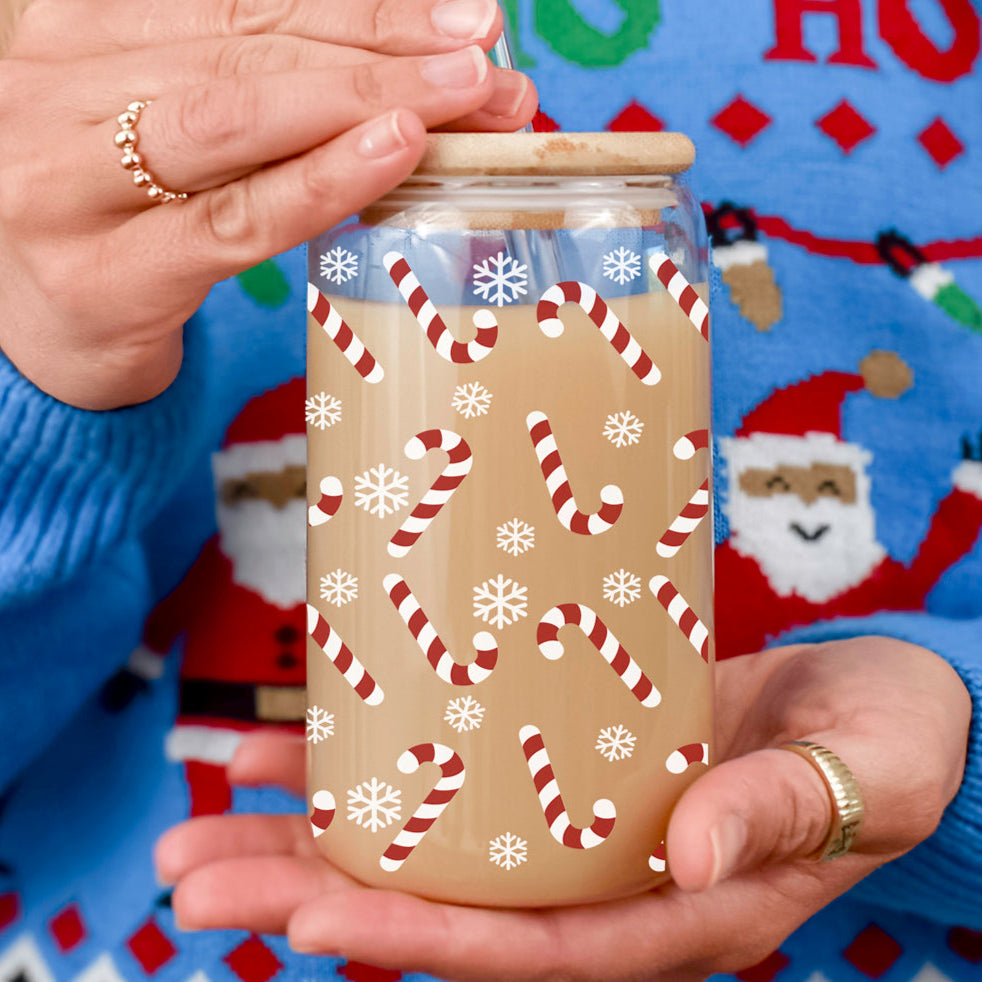 Festive coffee bar gift – candy cane and snowflake glass cup with bamboo lid
Unique holiday coffee cup – glass Christmas tumbler gift for kitchen or office
