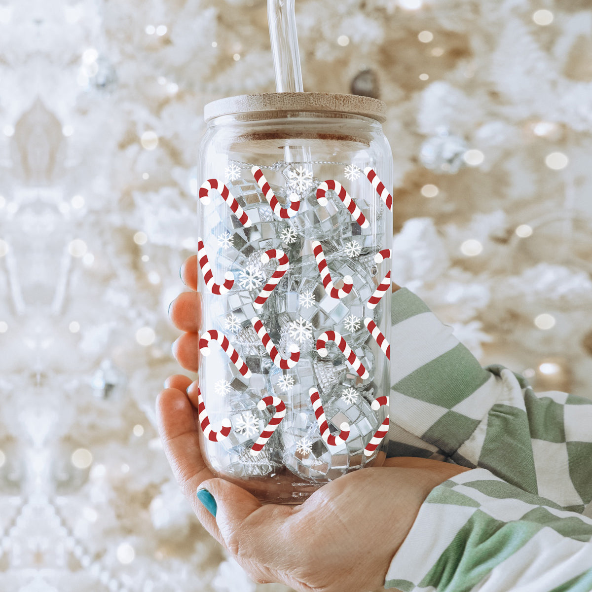Christmas kitchen essential – glass tumbler with candy cane and snowflake design
Festive holiday coffee cup – 17oz glass Christmas drinkware gift