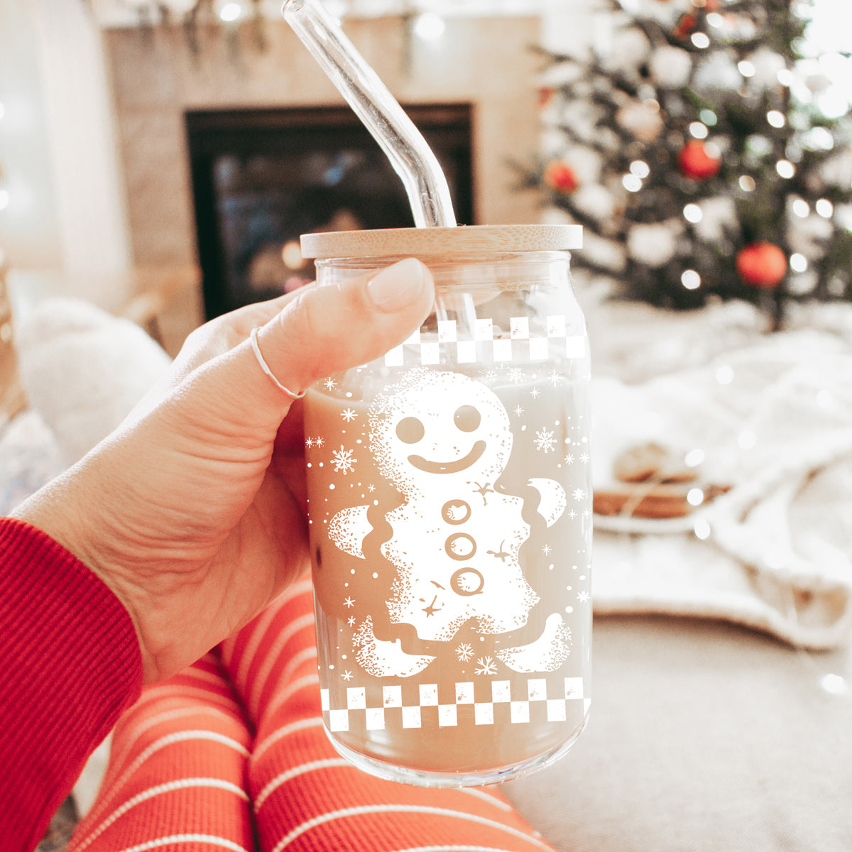 Christmas kitchen gifts retro glass cup 17oz - Vintage gingerbread tumbler bamboo lid glass straw - Holiday decor
Holiday glass coffee cup - festive gingerbread tumbler with bamboo lid
Reusable Christmas tumbler - retro checkered gingerbread holiday glass cup