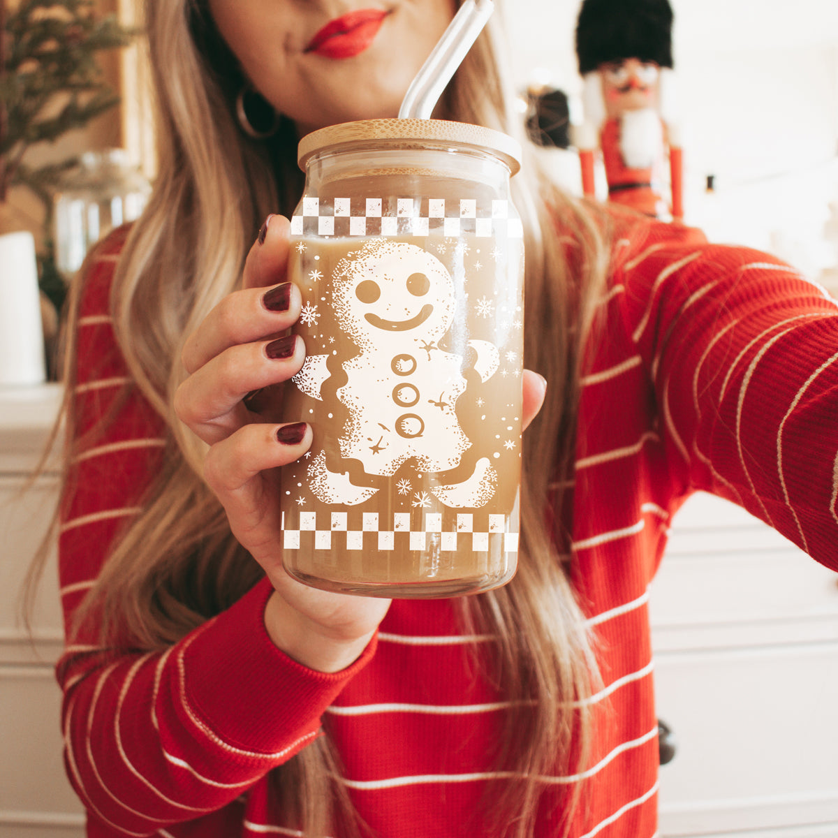 Christmas glass drinkware 17oz - Retro vintage gingerbread holiday cup with glass straw - Checkered design kitchen gift
17oz vintage holiday glass tumbler - Retro Christmas gingerbread coffee cup gifts - Checkered festive drinkware bamboo lid