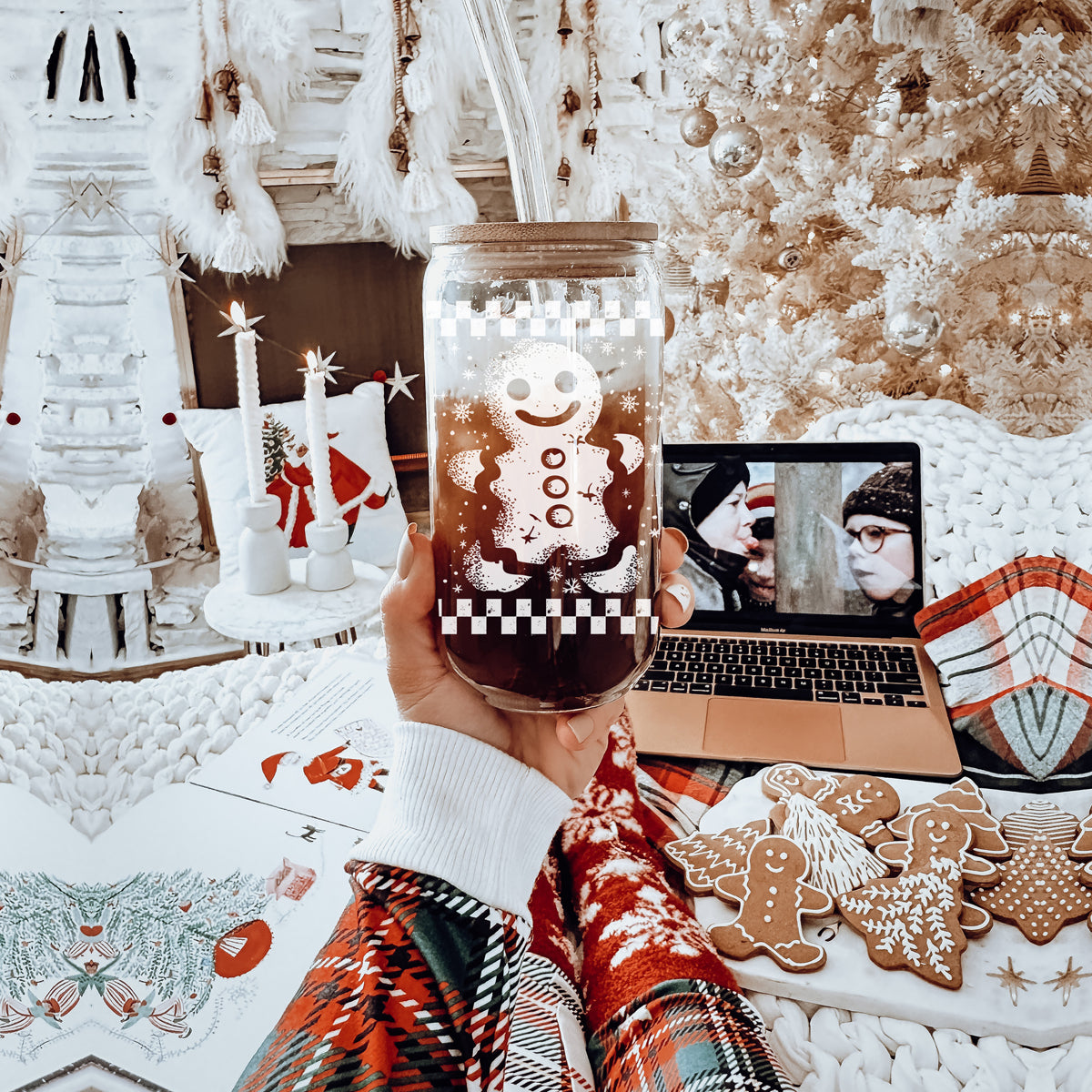 Unique Christmas coffee gift – 17oz glass tumbler with retro gingerbread design
Retro Christmas drinkware – festive glass tumbler with checkered gingerbread design