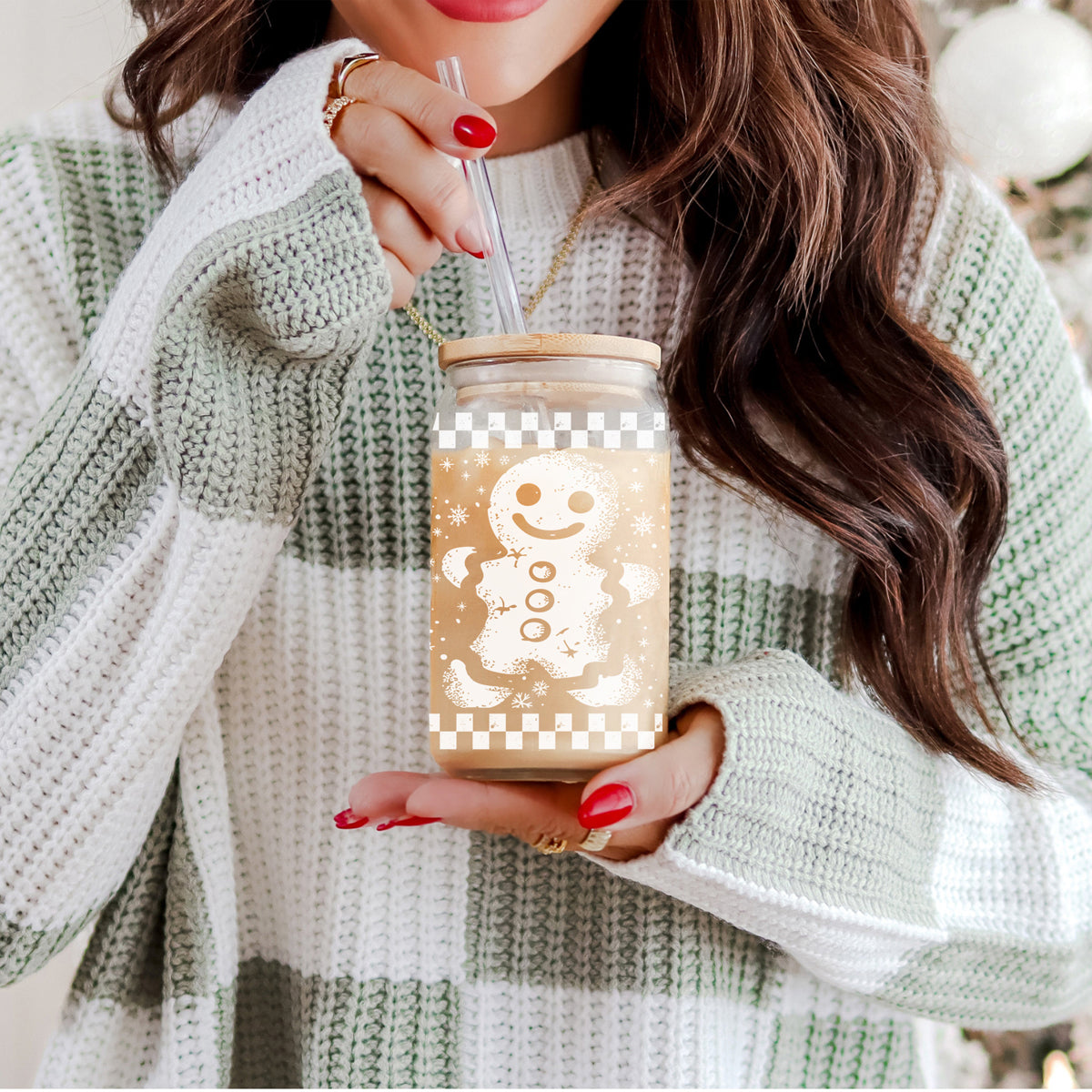 Holiday coffee mug – 17oz glass tumbler with bamboo lid and reusable straw
Christmas coffee cup – retro checkered gingerbread design glass tumbler for coffee or cocoa