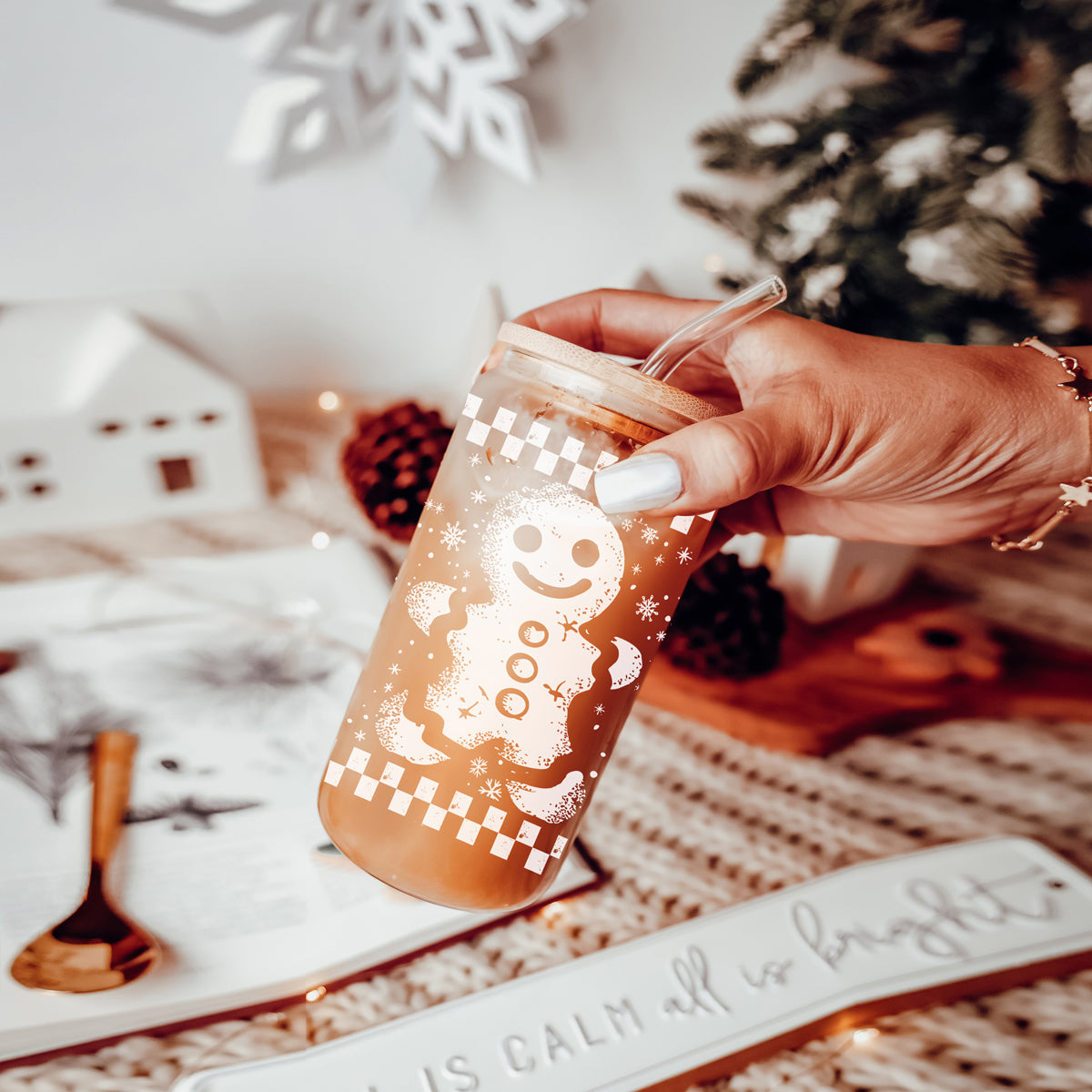Holiday glass coffee cup 17oz - Retro Christmas gingerbread vintage tumbler bamboo lid - Checkered festive drinkware
Eco-friendly Christmas cup - 17oz retro gingerbread glass with bamboo lid
Holiday drinkware gift - retro gingerbread tumbler for Christmas entertaining