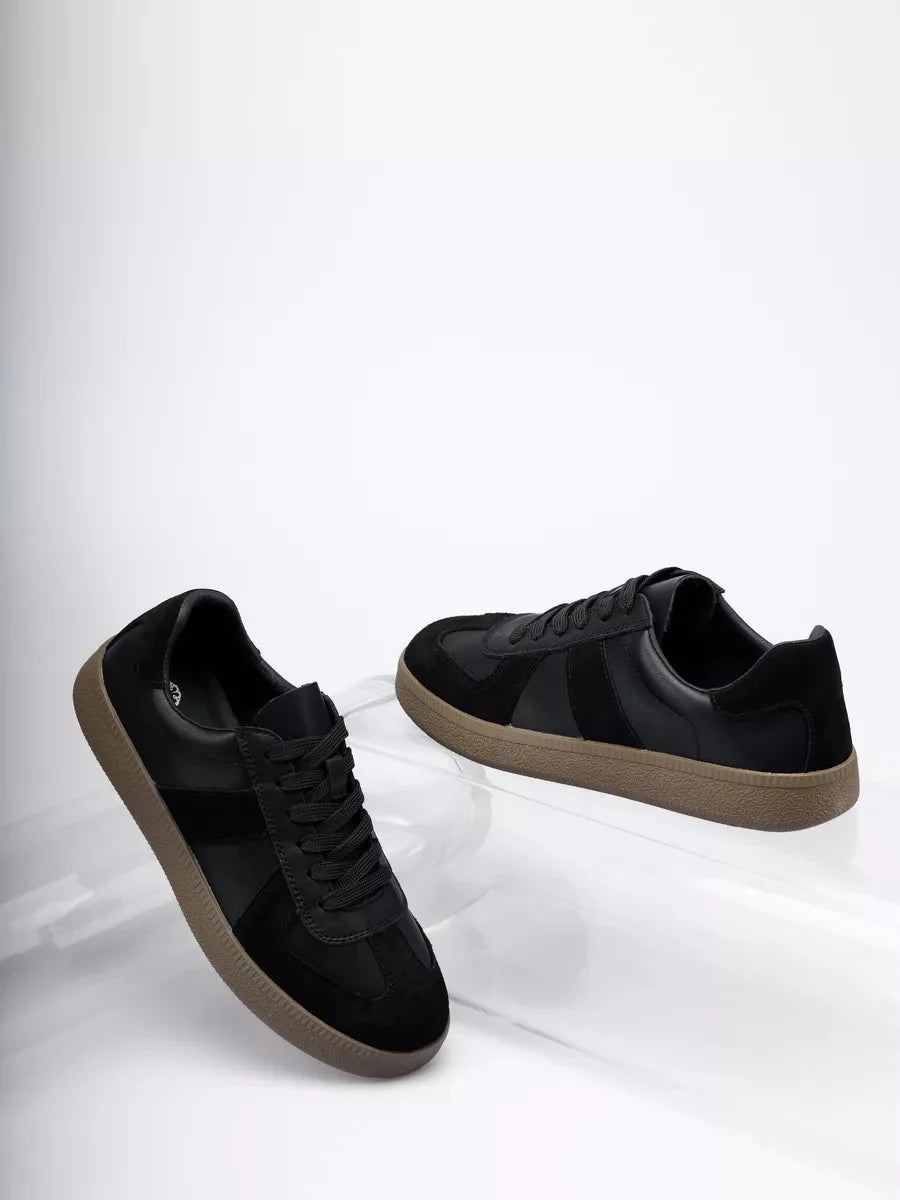 Gloria Sneakers: Stylish Comfort for Any Adventure