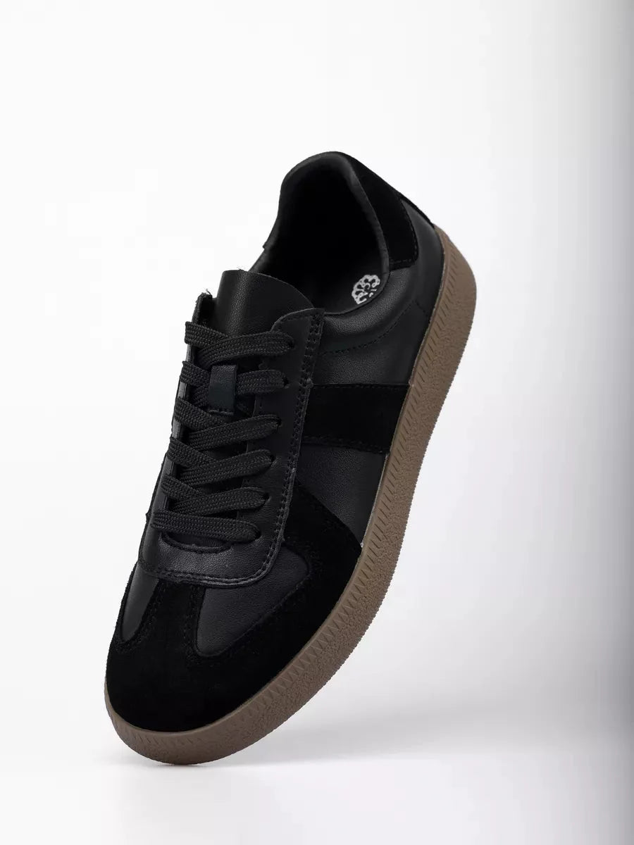 Gloria Sneakers: Stylish Comfort for Any Adventure