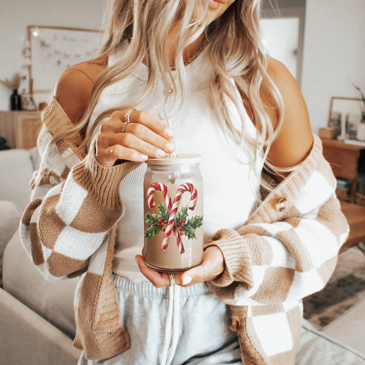 Holiday glass tumbler - Christmas candy cane holly coffee cup gifts - Traditional festive drinkware bamboo lid
Candy cane Christmas glass tumbler – holly wreath design for coffee or cocoa