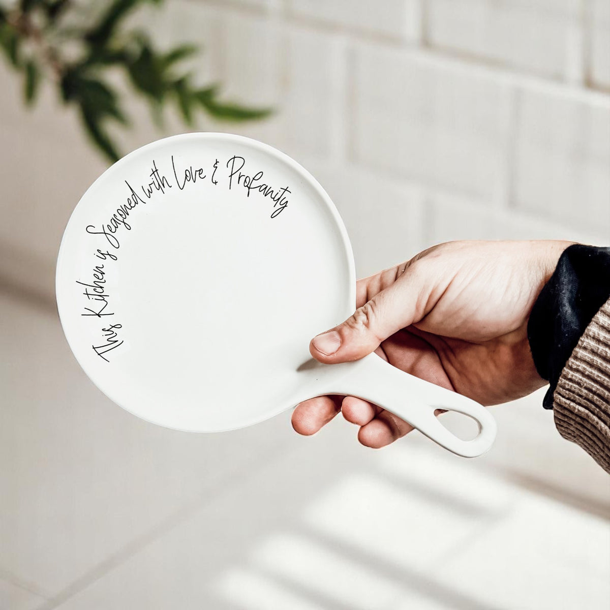 Easy clean spoon holder
Sturdy kitchen decor
Long lasting ceramics
Premium kitchen materials