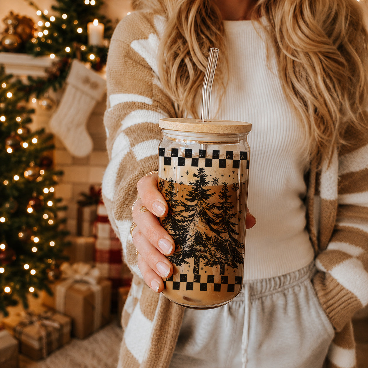 Retro Christmas tree glass tumbler – holiday coffee cup with bamboo lid
Christmas coffee tumbler – retro tree design glass cup for festive drinks
Christmas cup with retro trees - reusable tumbler with bamboo lid
