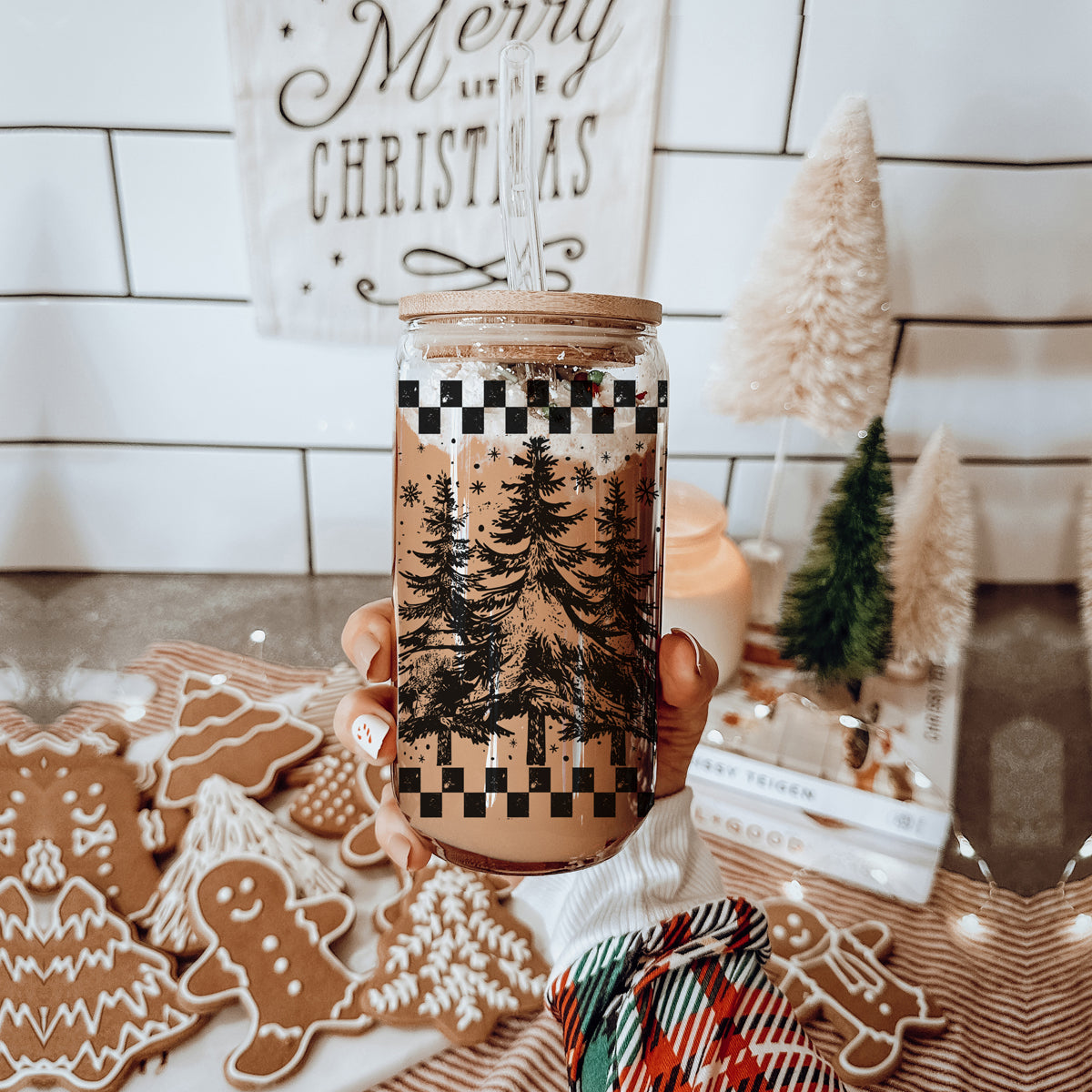 Christmas farmhouse tumbler - rustic retro tree glass cup with bamboo lid
Holiday glass tumbler with vintage Christmas tree design - reusable eco cup
Christmas party cup idea - retro glass tumbler with holiday tree print