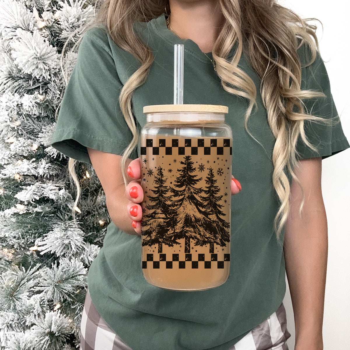 Christmas retro tumbler - glass cup with bamboo lid and straw
Retro Christmas tree glass tumbler – holiday coffee cup with bamboo lid
Christmas coffee tumbler – retro tree design glass cup for festive drinks