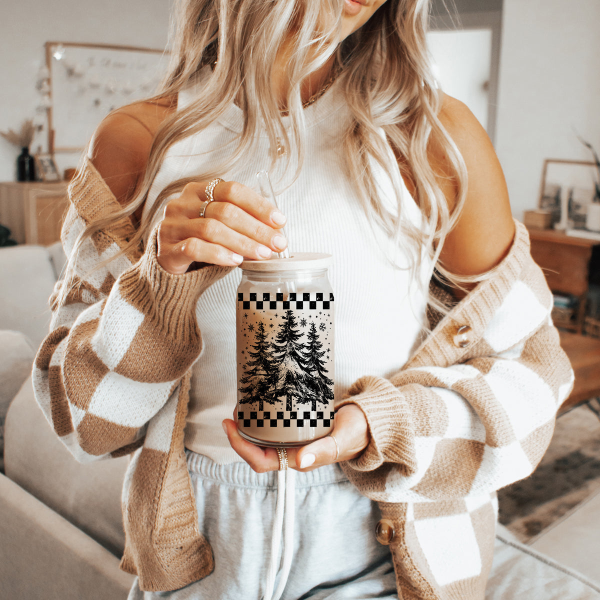 Retro Christmas tree kitchen decor - festive glass tumbler with trees
Christmas drinkware gift - vintage tree tumbler with bamboo lid
Holiday tumbler cup - retro design with Christmas trees and stars