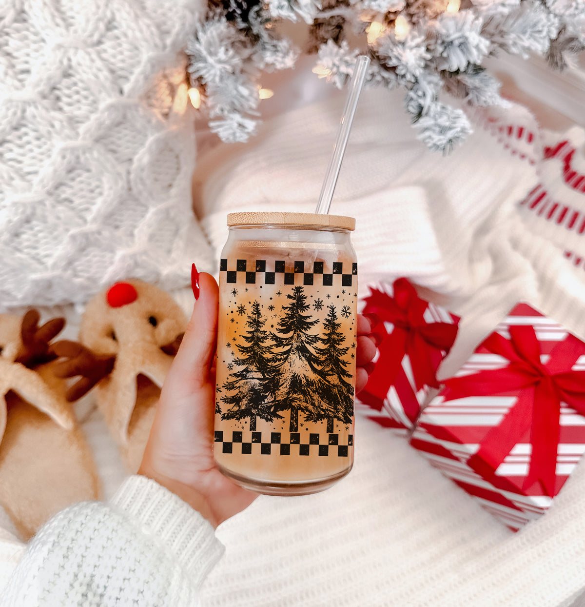 Unique Christmas party glassware - retro holiday tumbler cup
Christmas glass tumbler - retro tree design with lid and straw
Eco-friendly Christmas tumbler - vintage style glass cup for holidays