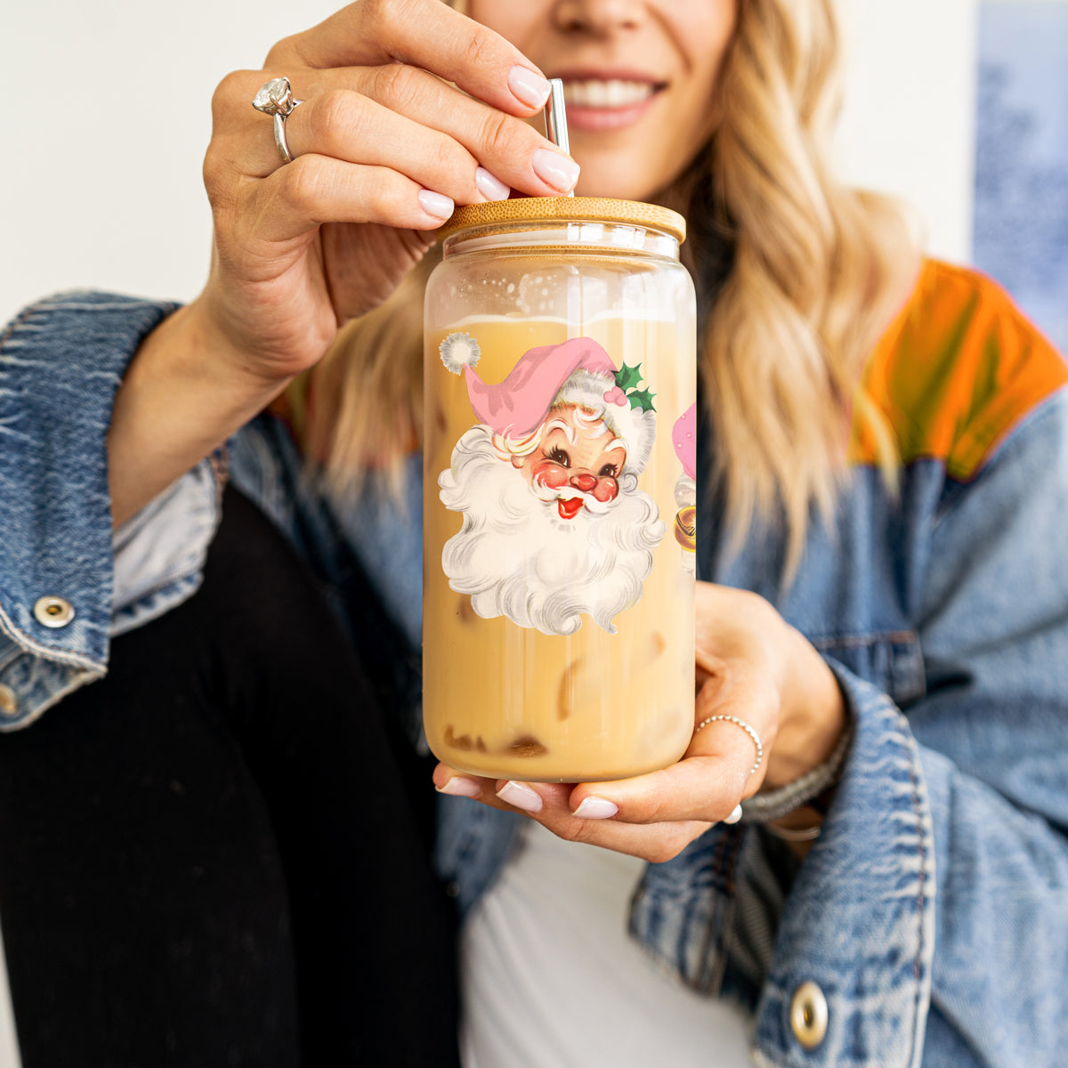 Holiday drinkware glass cup 17oz - Christmas vintage Santa pink hat tumbler bamboo lid - Festive retro coffee gift with straw
Holiday kitchen gift – festive glass tumbler with pink Santa faces design