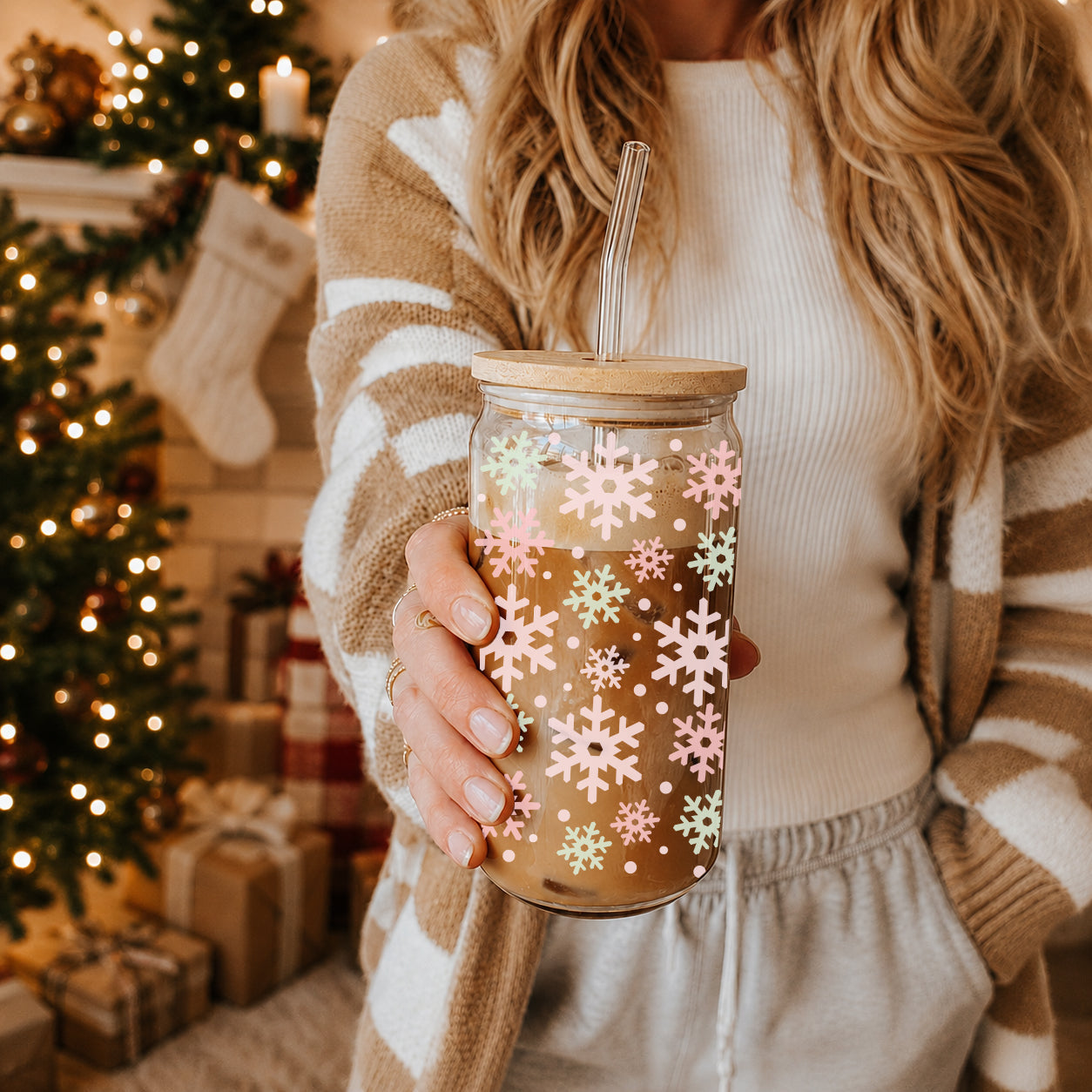 Reusable holiday iced coffee glass - pastel snowflake tumbler cup
Christmas pastel decor tumbler - festive snowflake glass cup gift
Snowflake Christmas glass cup 17oz - Pastel pink mint holiday tumbler bamboo lid glass straw - Winter festive gift