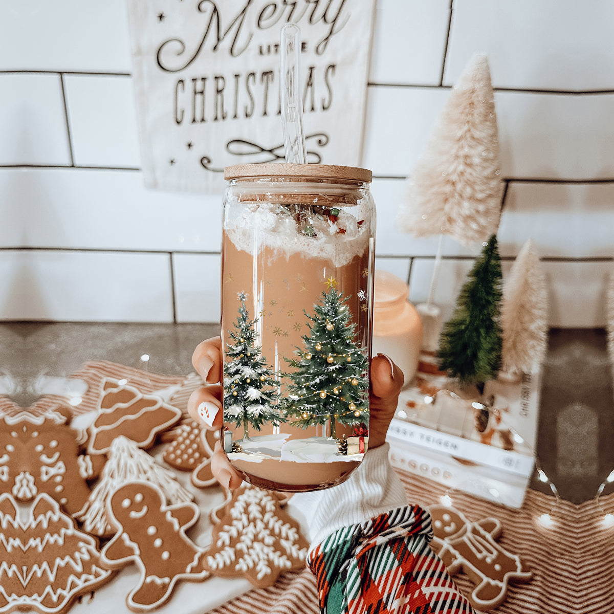 Holiday drinkware gift – Christmas tree and snowy scene coffee tumbler
Christmas glass tumbler with bamboo lid and straw - festive holiday drinkware
Reusable holiday coffee cup - 17oz glass tumbler with Christmas design