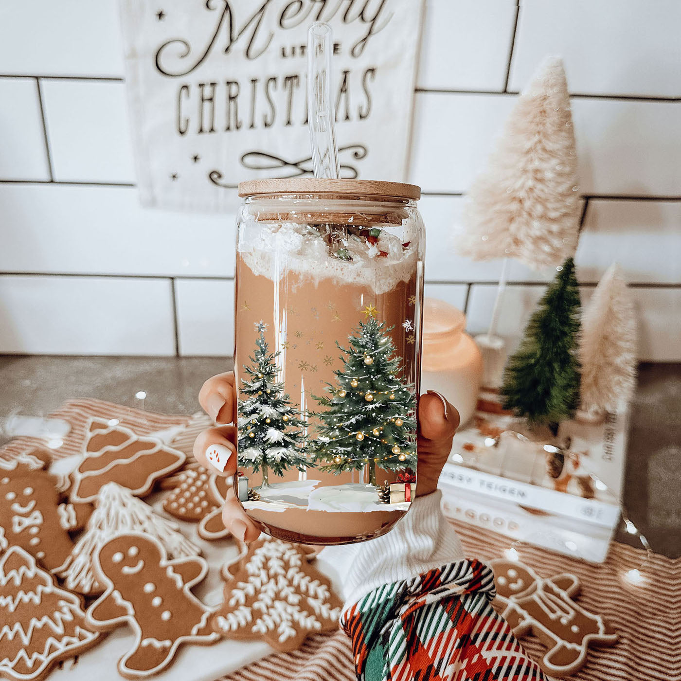 Holiday drinkware gift – Christmas tree and snowy scene coffee tumbler
Christmas glass tumbler with bamboo lid and straw - festive holiday drinkware
Reusable holiday coffee cup - 17oz glass tumbler with Christmas design