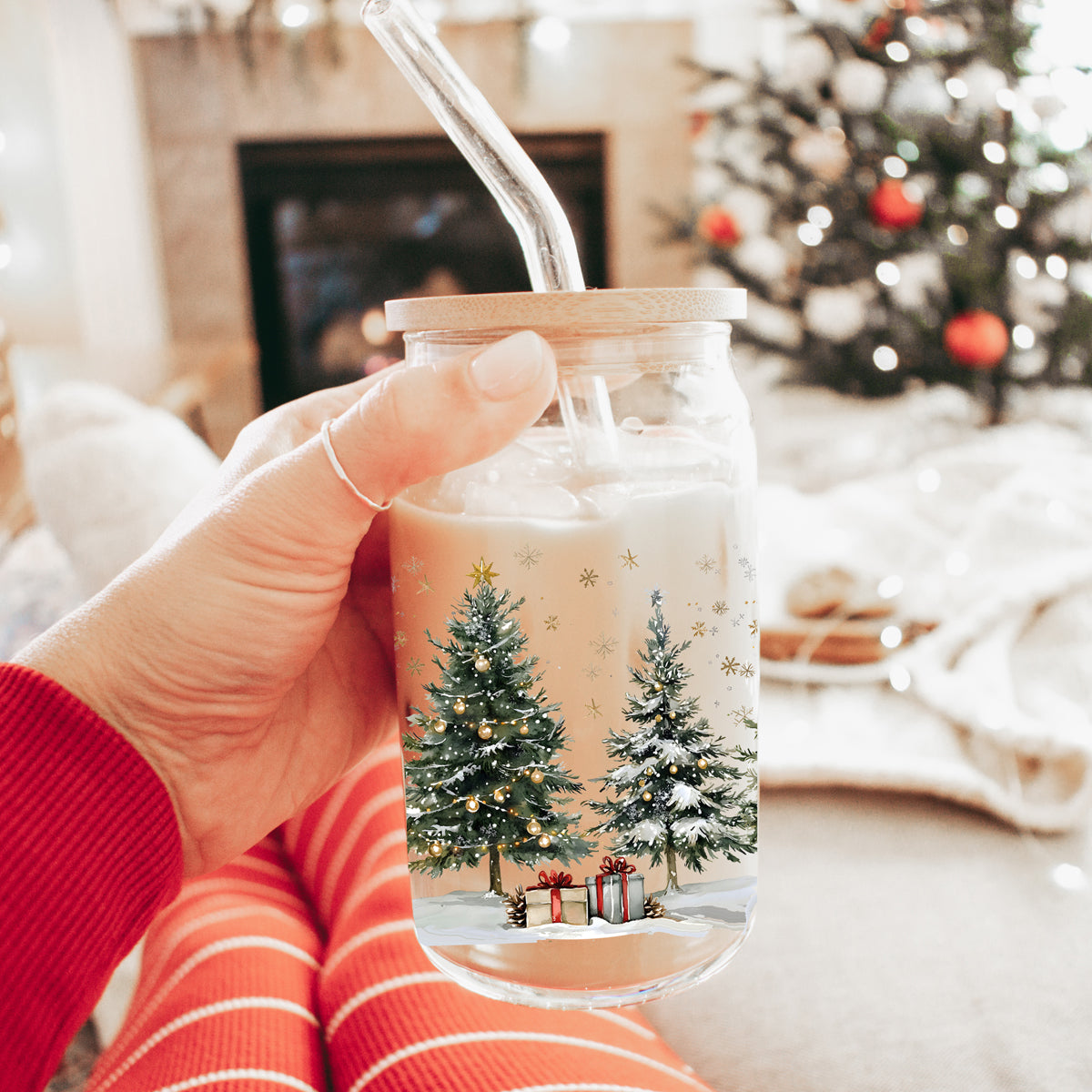 Christmas kitchen decor – glass coffee cup with tree and snowy landscape
Eco-friendly Christmas coffee mug – reusable glass tumbler with straw
Holiday coffee accessory – 17oz glass tumbler for Christmas drinkware display
