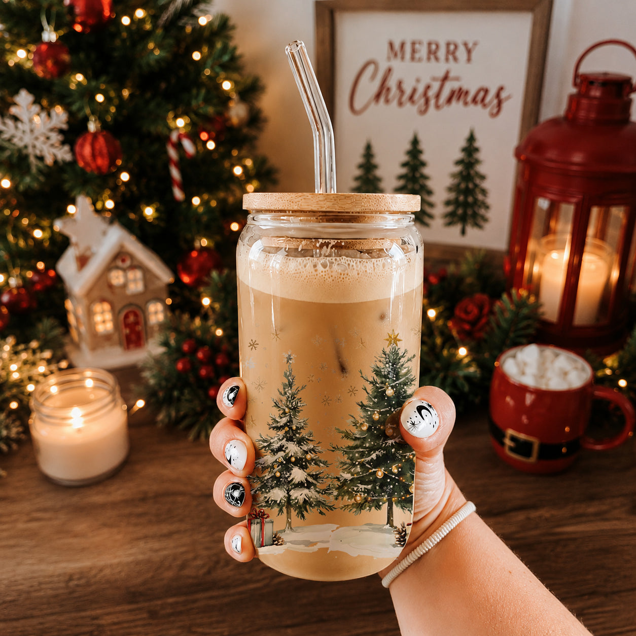 Christmas kitchen decor drinkware - festive glass tumbler with straw
Christmas coffee cup gift - glass tumbler with snowy tree design
Holiday coffee bar accessory – glass Christmas tumbler for kitchen or office