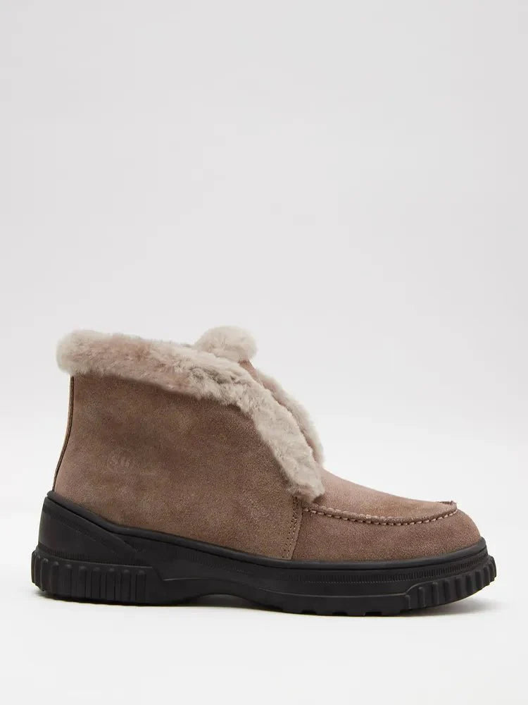 Ana Sneakers: Comfort and Style perfected.
