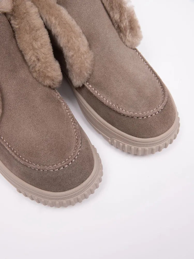 Ana Sneakers: Comfort and Style perfected.